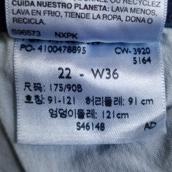 Levi's Cuffed Mid-Rise Capri Jeans Size 22 - Picture 10 of 11
